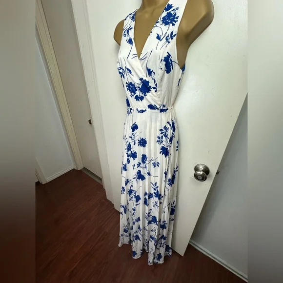Lulus Blue and White Lindsie Floral Print Pleated Wrap CharmingMaxi Dress NWOT S - Picture 6 of 16